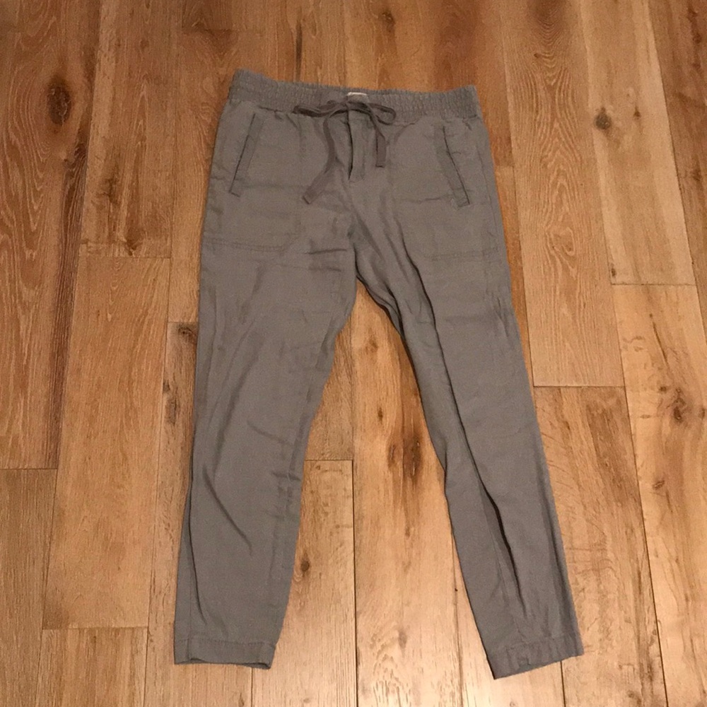 LOU & GREY gray cropped linen jogger pant.